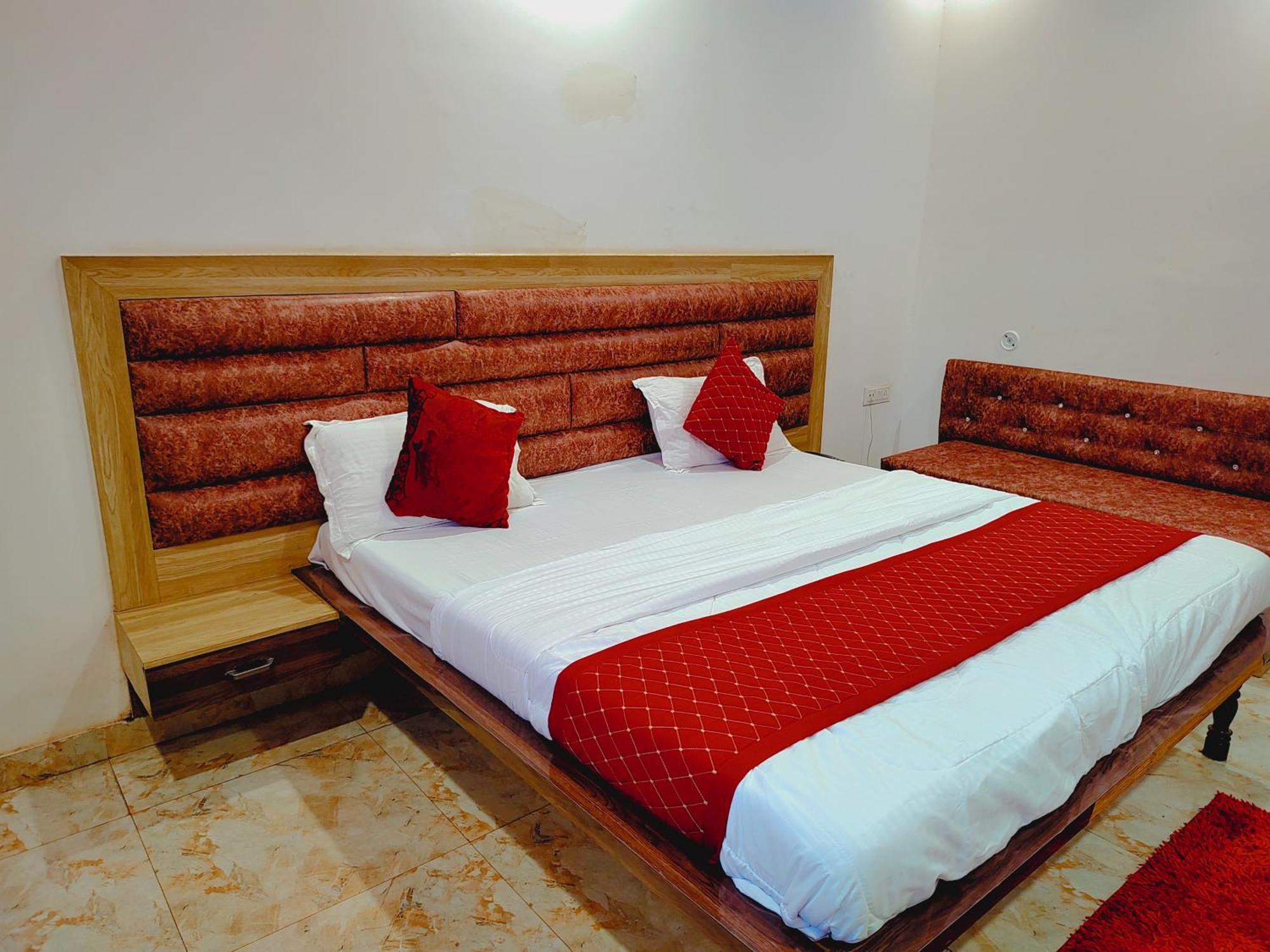 Elegance Hotel And Banquet Ayodhya Exterior foto