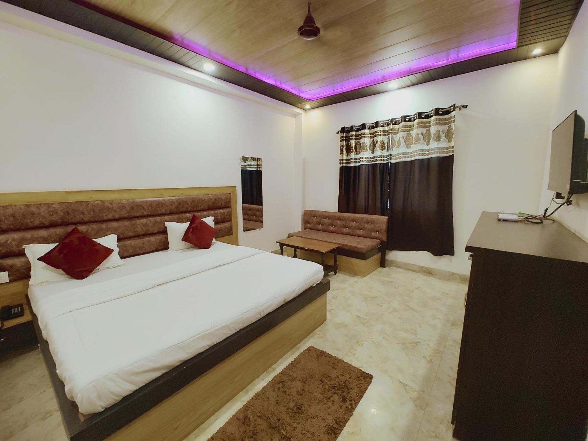Elegance Hotel And Banquet Ayodhya Exterior foto