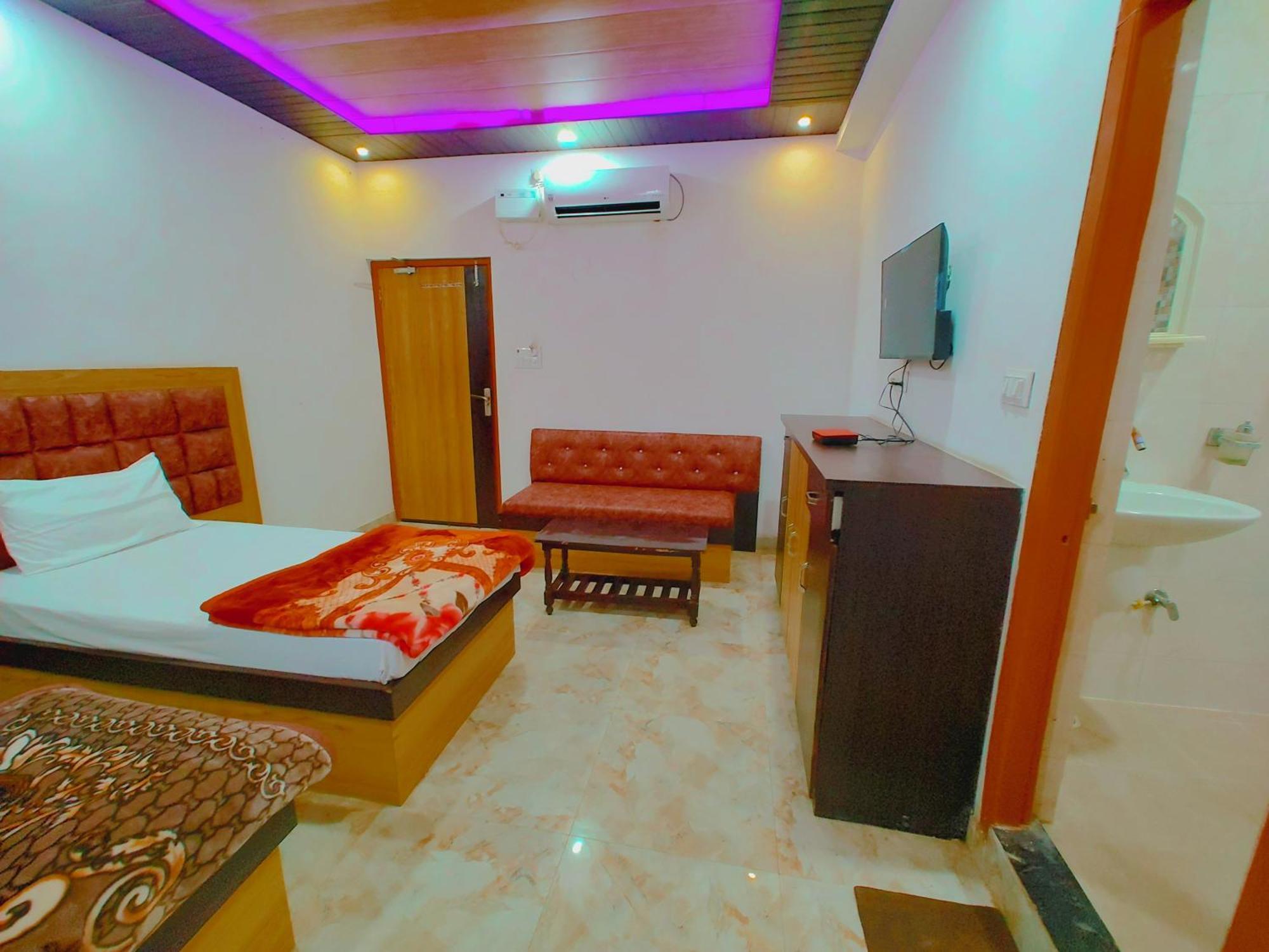 Elegance Hotel And Banquet Ayodhya Exterior foto