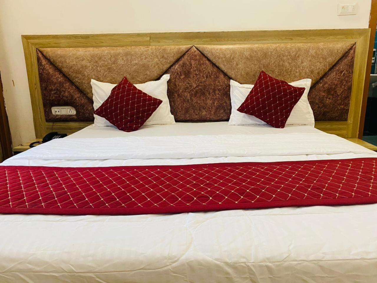 Elegance Hotel And Banquet Ayodhya Exterior foto